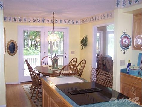 Eat-in kitchen has lots of natural light.