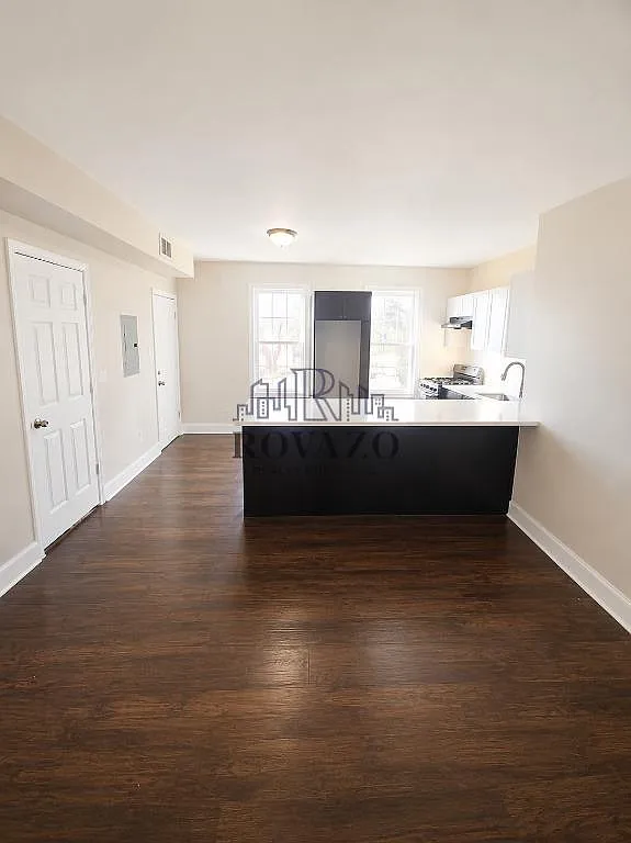 3 bed, 700 sqft, $1,900 — Photo 1