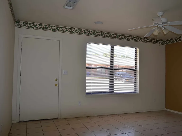Country Manor Apartments — Photo 10