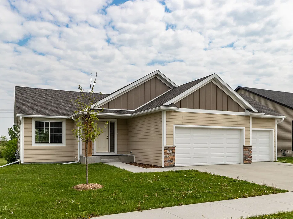 552 Verwood Ln NE
