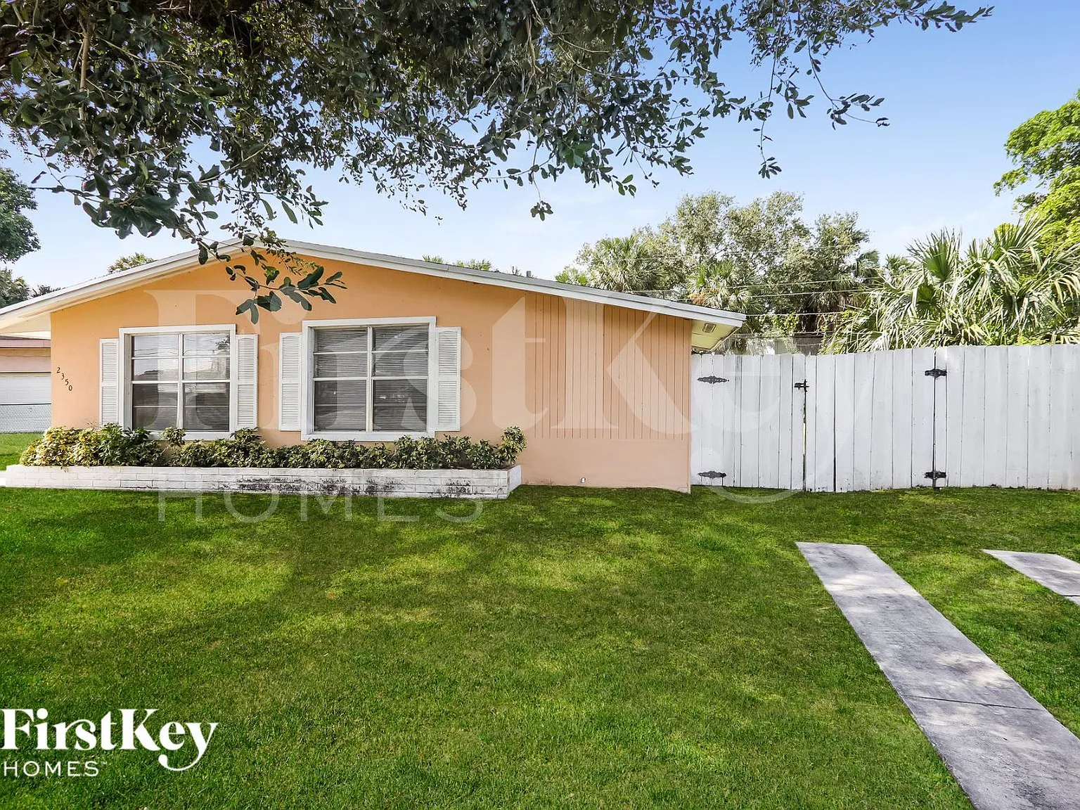 3 bed, 2.0 bath, 1004 sqft, $2,425 — Photo 1