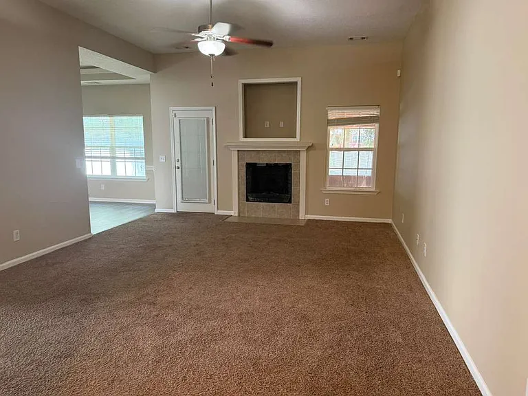 900 Rachel Ln — Photo 2