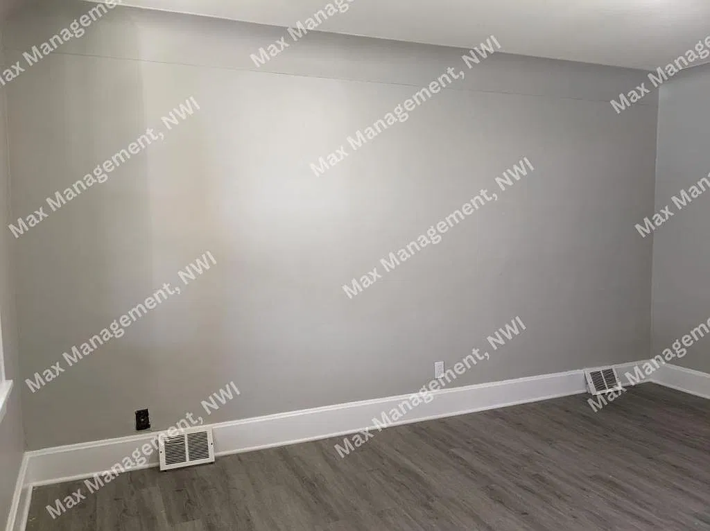 2432 White Oak Ave — Photo 4