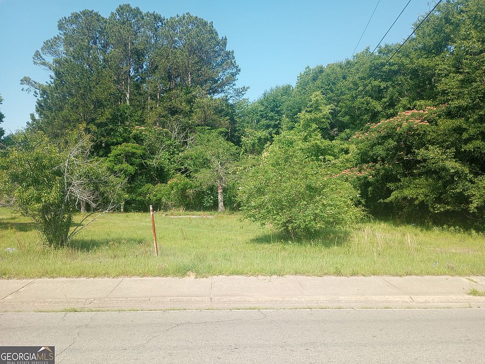 2nd image of 704 Martin Luther King Jr Ave