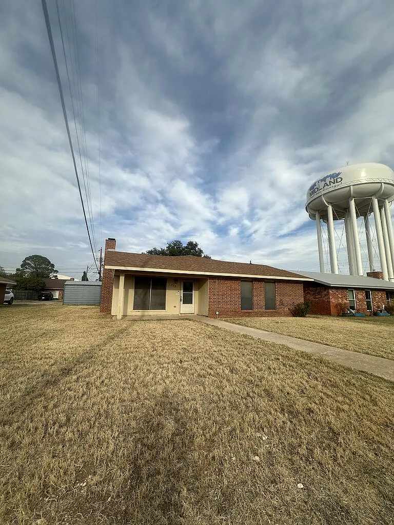 3 bed, 2.0 bath, 1308 sqft, $2,200 — Photo 2