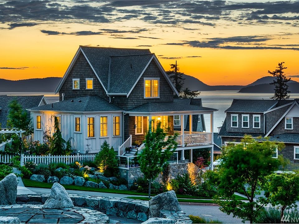 Enjoy sunset views over the Guemes Channel and the San Juans.