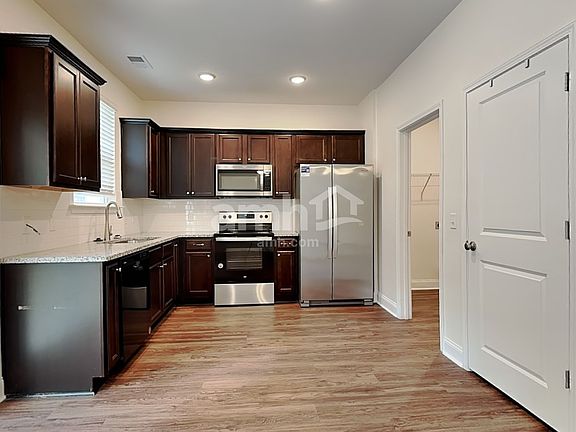3rd image of 146 Blackstone Dr