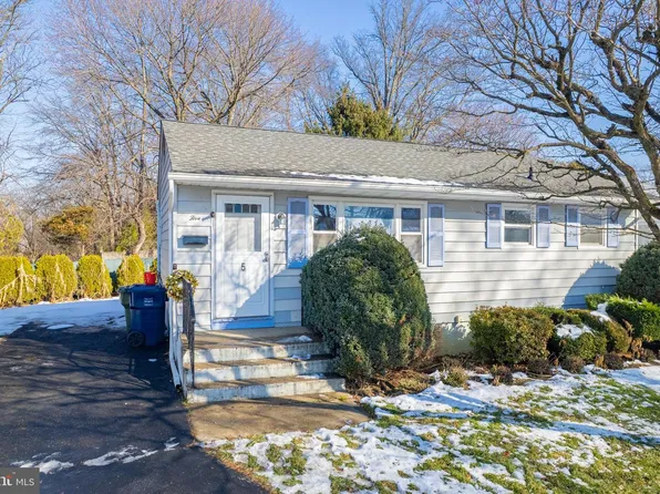 5 Rocky Brook Ct, Hightstown, NJ 08520
