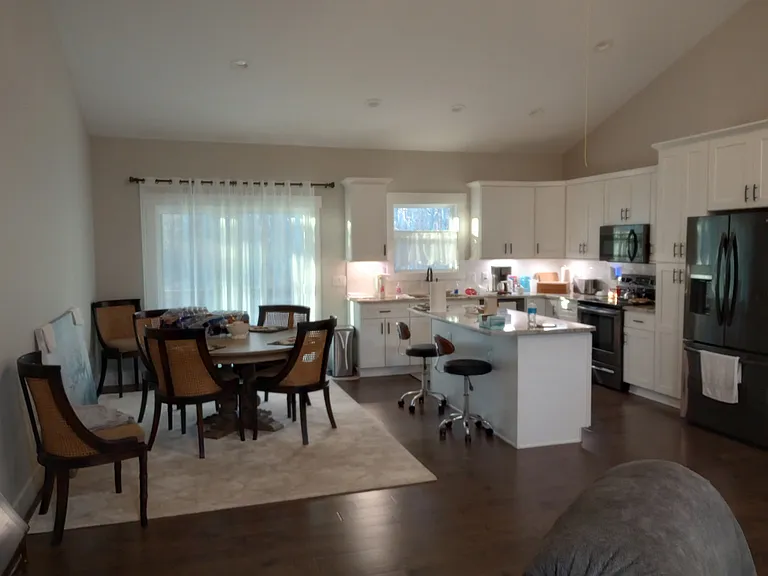 209 Amherst Ln — Photo 3
