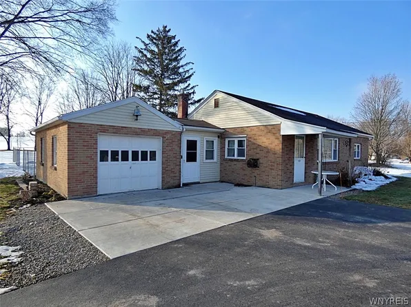 10209 Broadway Rd, Gowanda, NY 14070