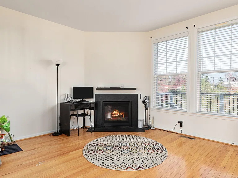 42304 Lancaster Woods Sq — Photo 15