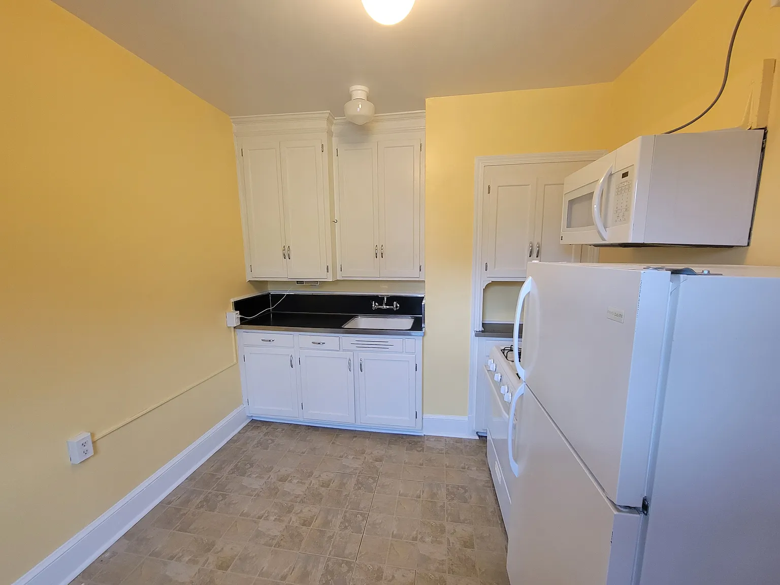 1 bed, 800 sqft, $1,350 — Photo 3