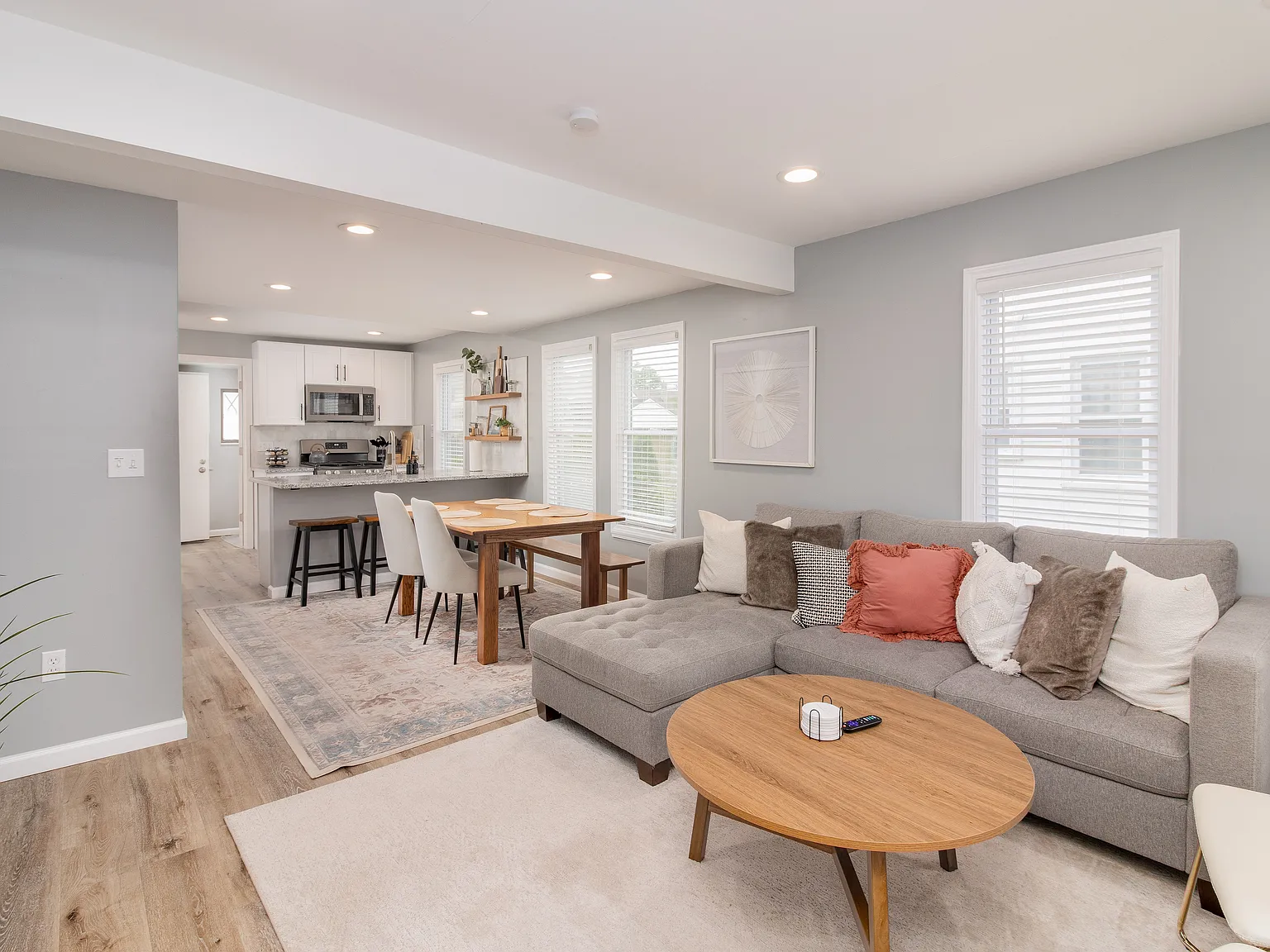 3 bed, 1041 sqft, $7,000 — Photo 3