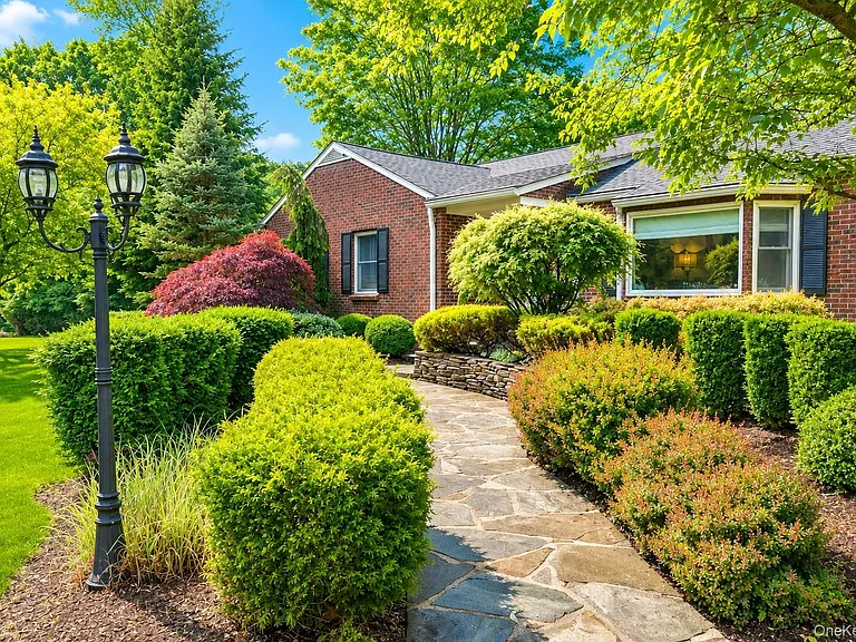 9 Orchard Cir — Photo 1
