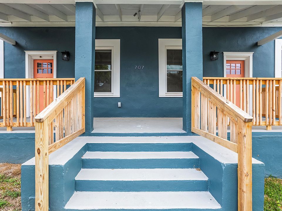Front Steps - Unit A is on the Left.