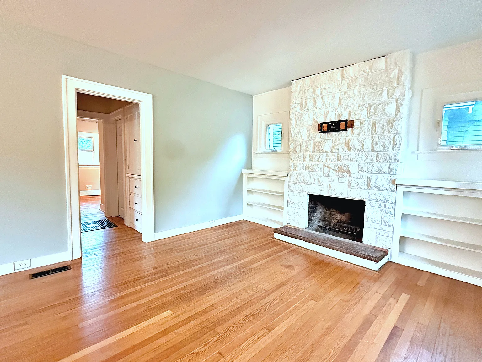 3 bed, 2233 sqft, $2,850 — Photo 3
