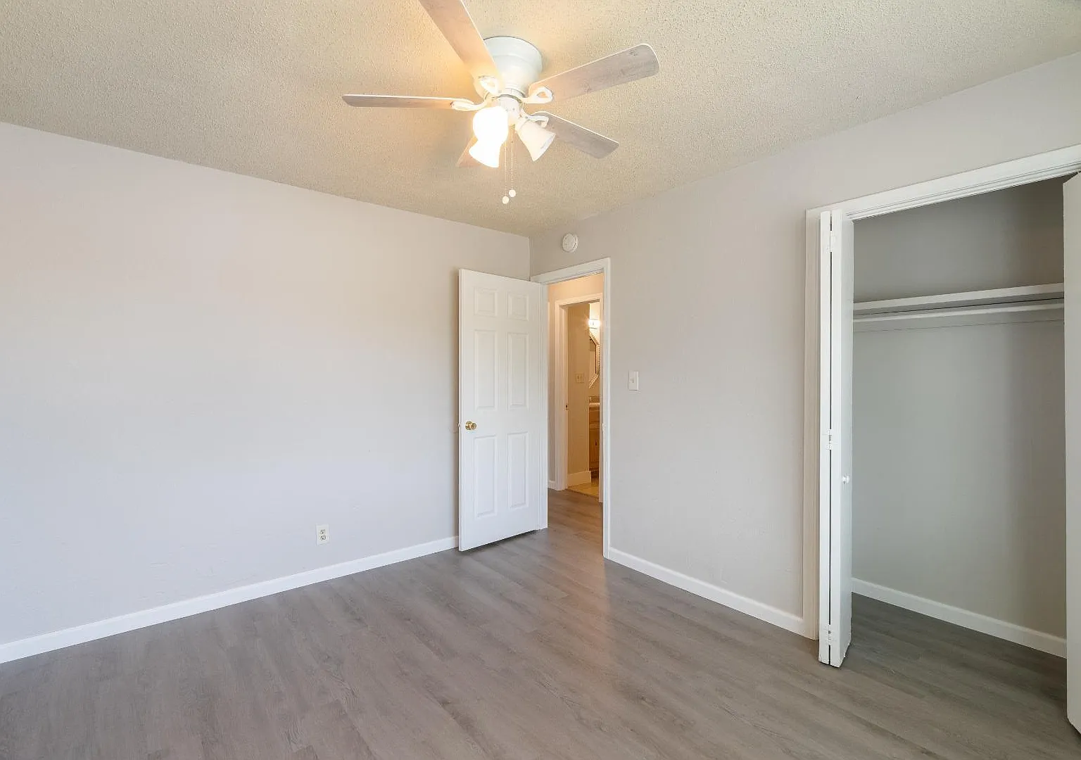 1114 E 64th St - Unit B — Photo 3