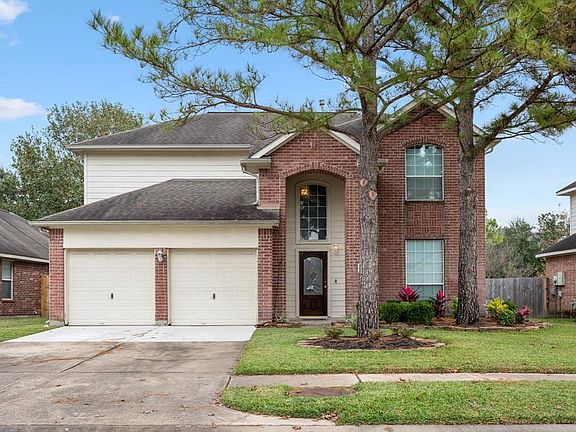 A brick elevation and covered front porch greet you as you enter the home. Great location, easy access to HW290 and Grand Pkwy & Beltway 8. Conveniently located to either Copperfield or the popular waterfront Towne Lake Boardwalk.
