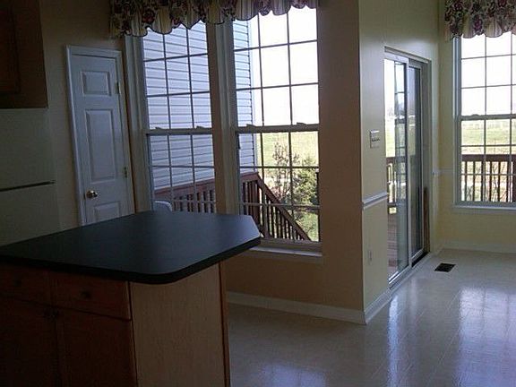 Island kitchen and brkfst rm to deck