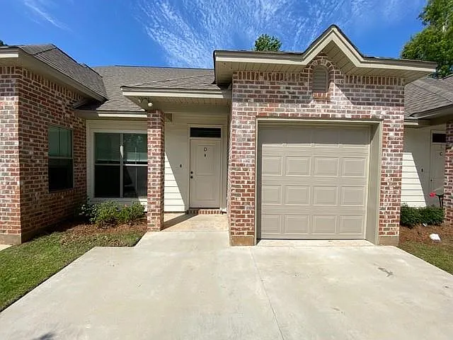 712 Heavens Dr #D — Photo 1