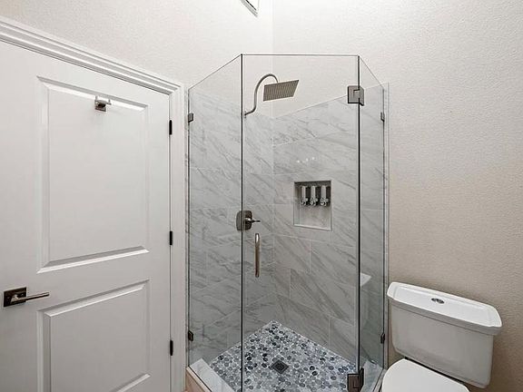 2nd image of 916 Dewing Ave APT B