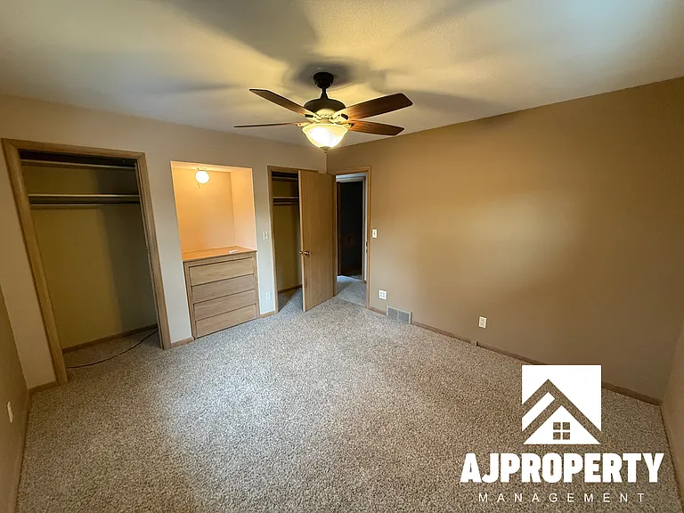 1400 S Riverdale Rd — Photo 11