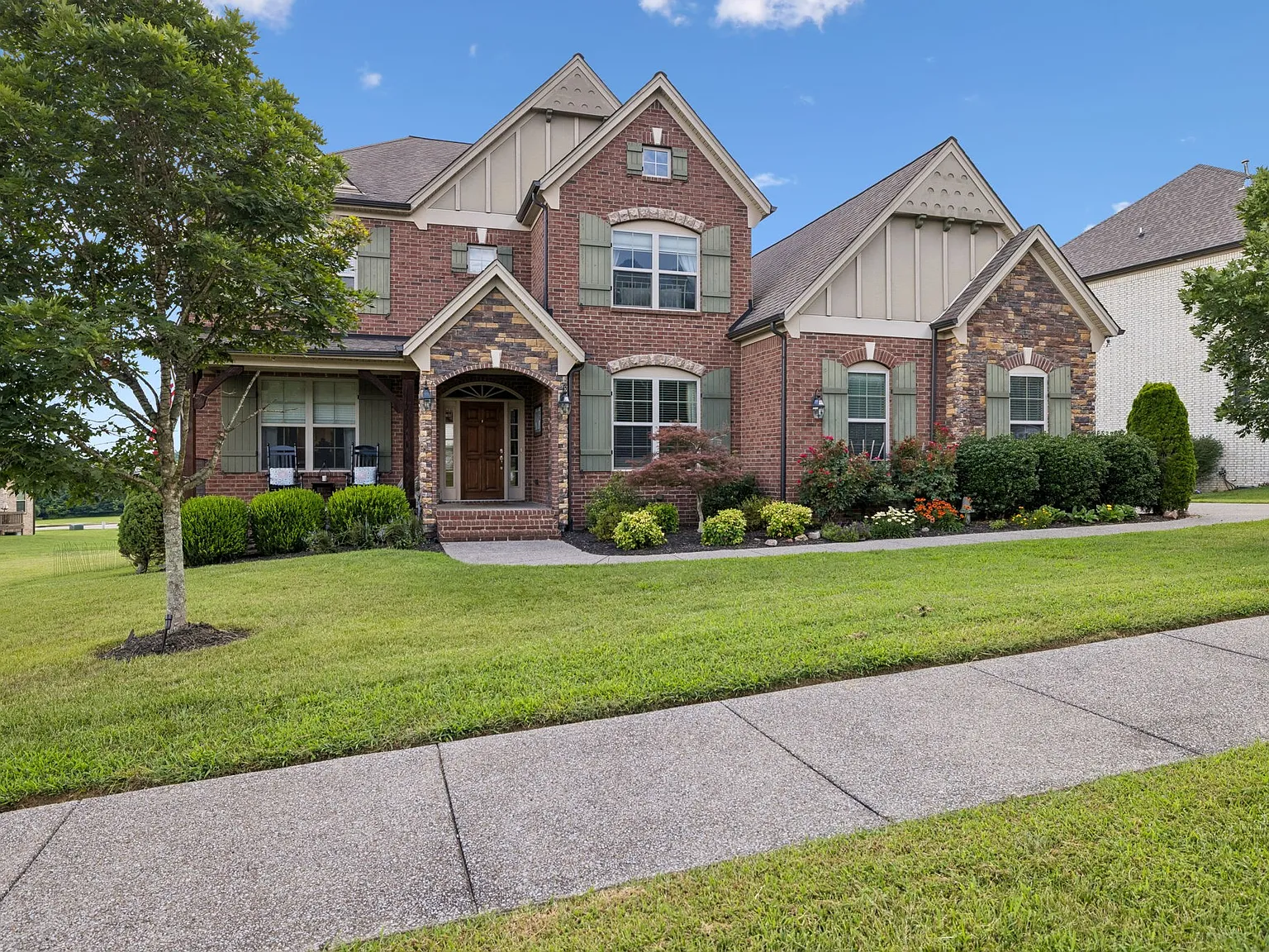 5 bed, 3.5 bath, 4353 sqft, $5,995 — Photo 2