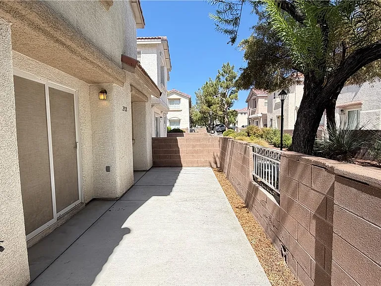 2928 Sapphire Sands Ct — Photo 2