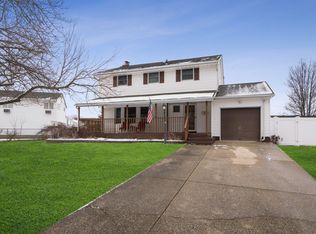 3 Parkview Dr, Commack, NY 11725