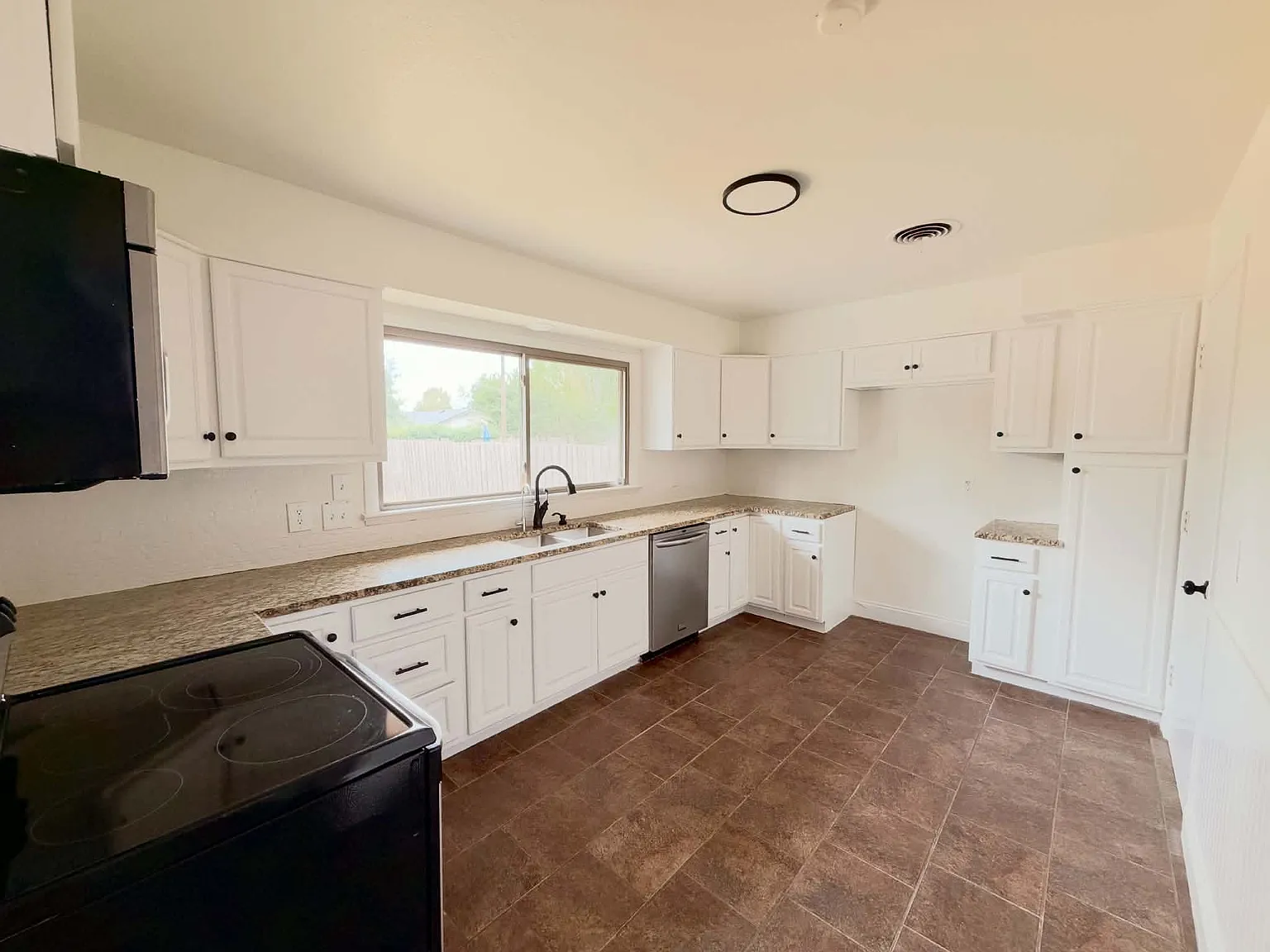 2752 Ridgeview Dr — Photo 4