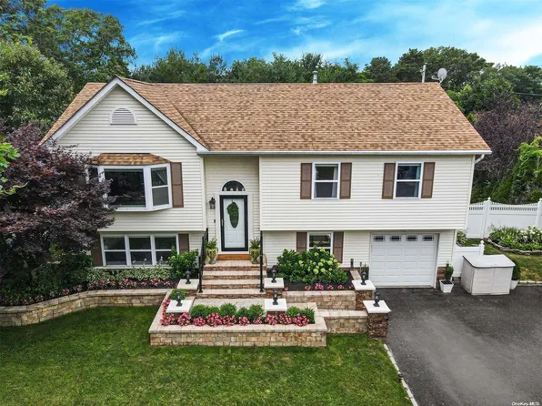 16 Apex Drive, Coram, NY 11727