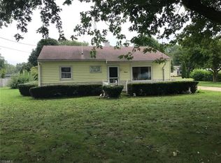 16 Sunset Dr, Conneaut, OH 44030