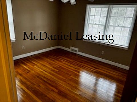3rd image of 392 Woodside Ln