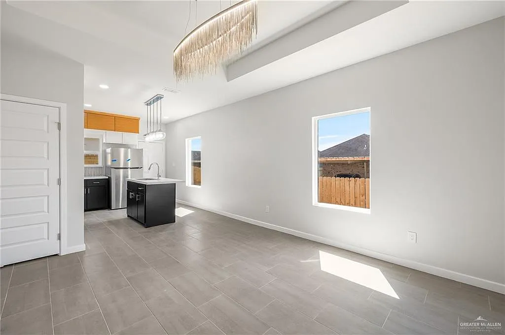 3 bed, 2.0 bath, 1000 sqft, $1,250 — Photo 3