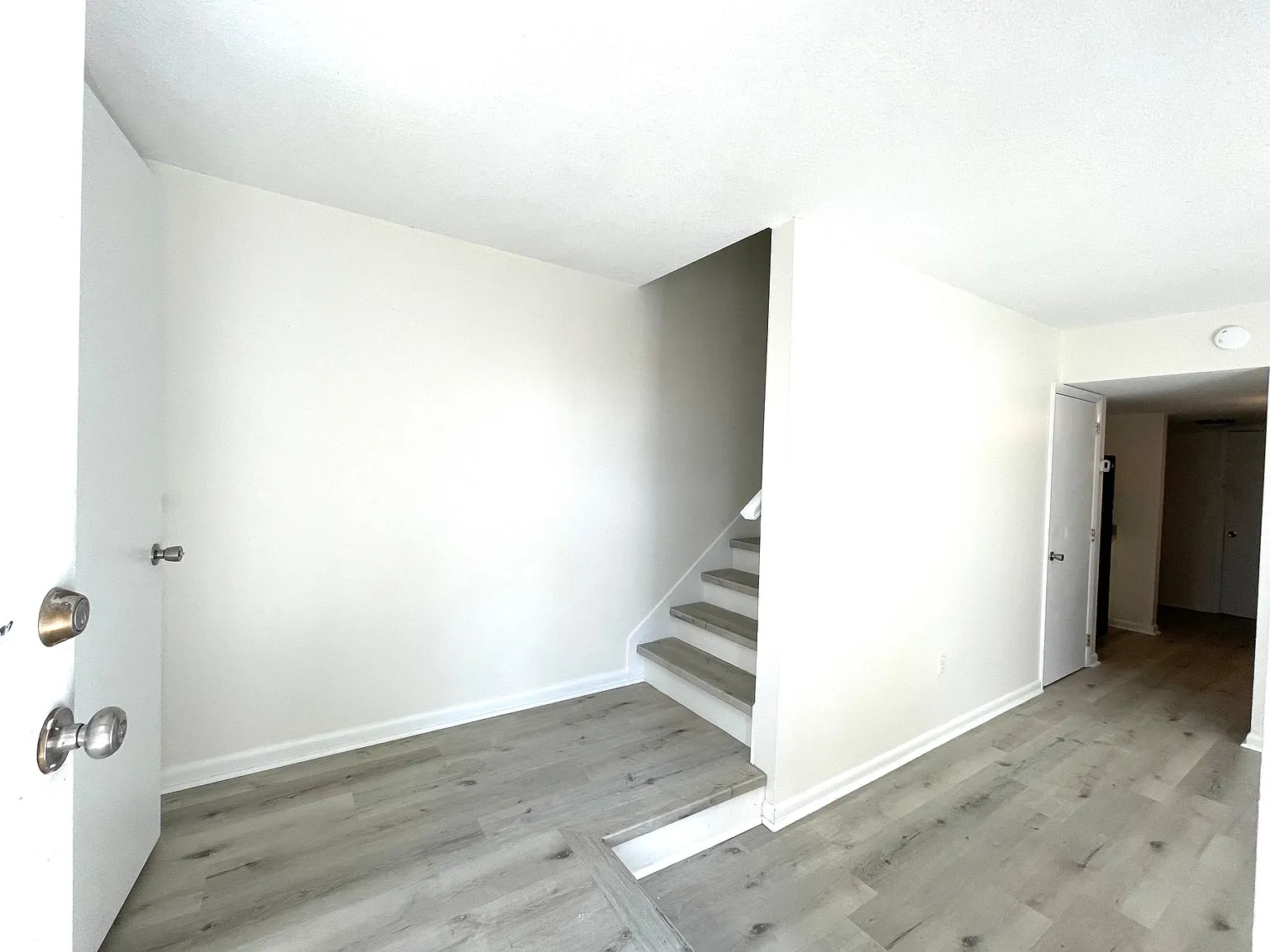 803 Windsor St — Photo 3