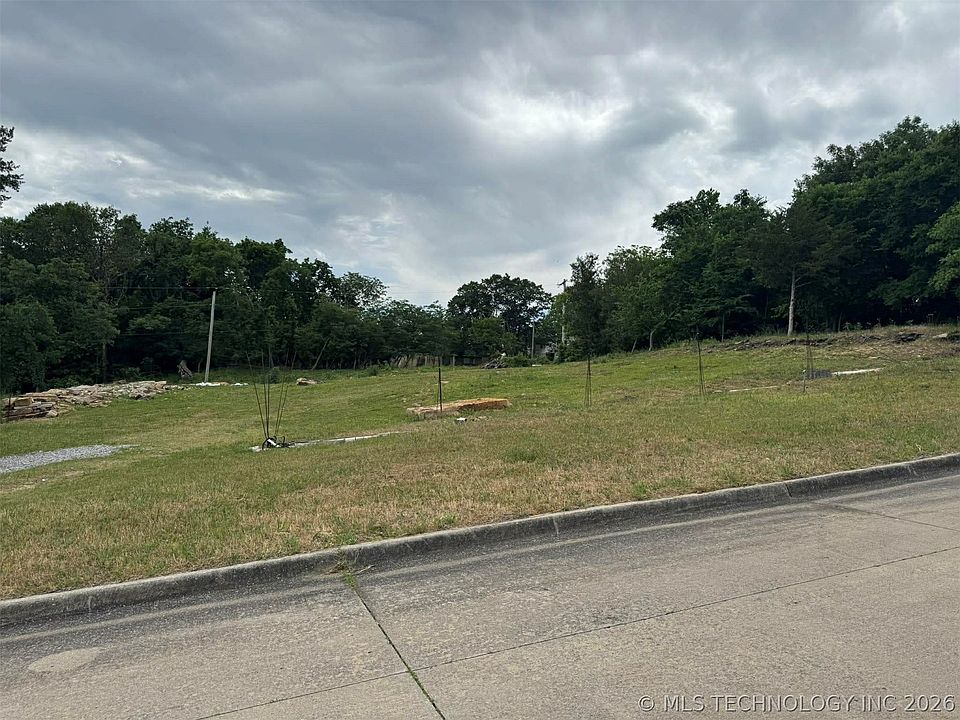 2nd image of 816 E Adams Ave