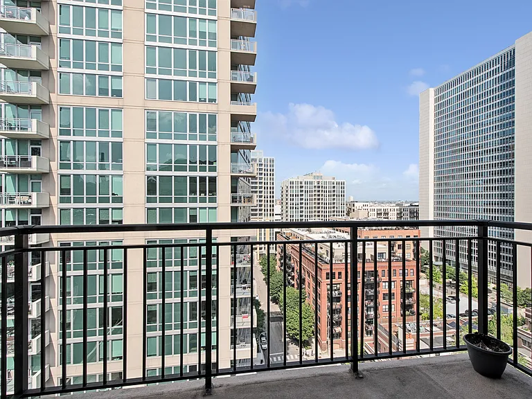 451 W Huron St #1501 — Photo 6