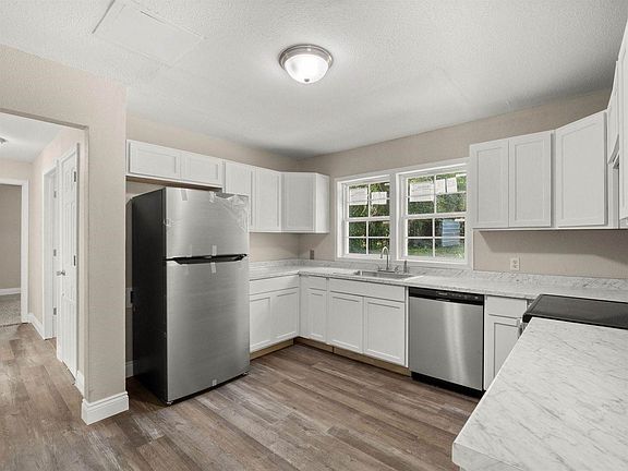 4th image of 921 Lake Court Dr