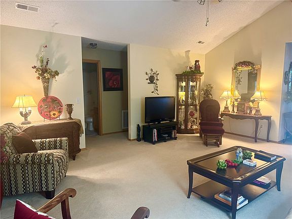 4th image of 8 Merritt Dr