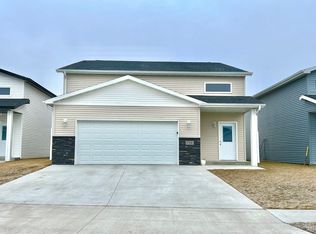 756 Prairie Ave, Horace, ND 58047