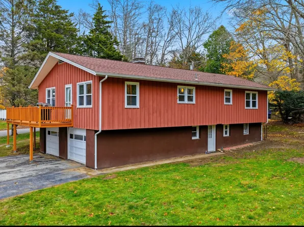 2 Garden Court, Ledyard, CT 06335