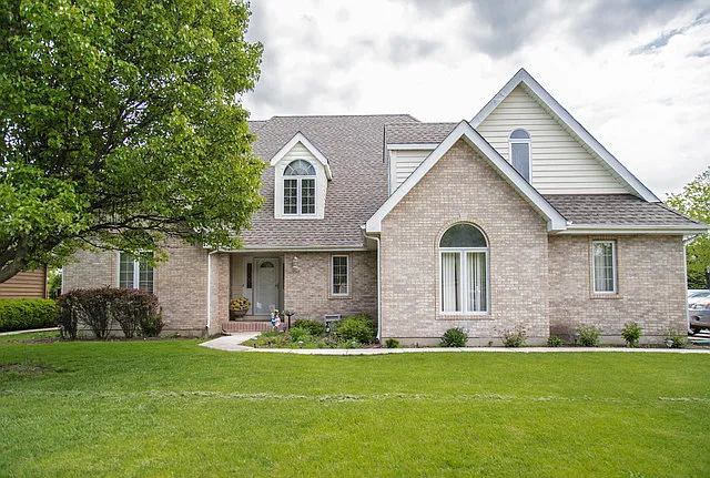 1045 Parkview Cir photo 1