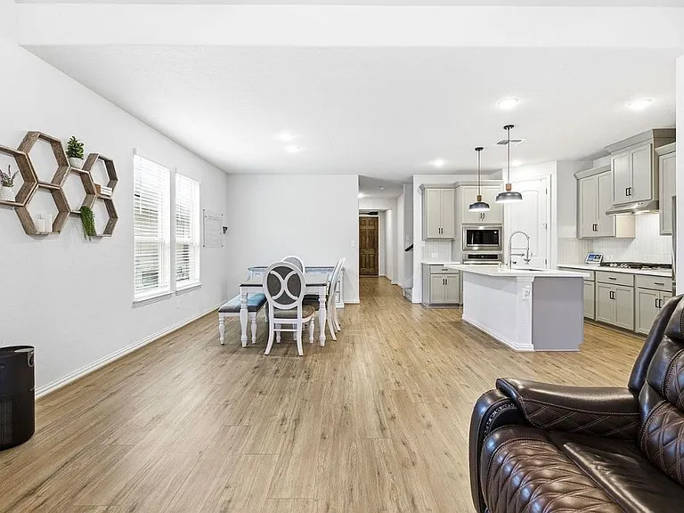 2071 Chelsea Grv — Photo 3