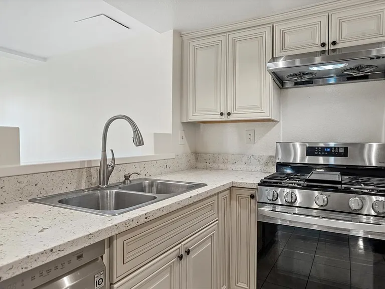 200 E Windsor Rd #1 — Photo 12