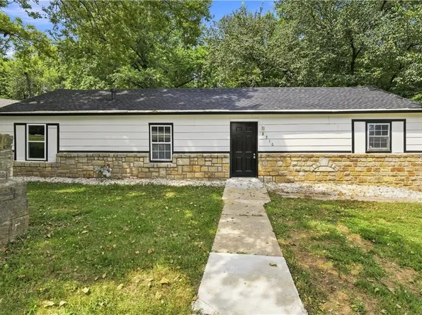 8310 Ottawa St, De Soto, KS 66018