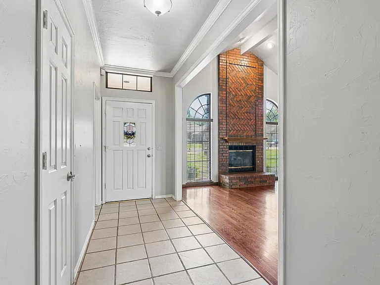 1809 Courtney Ln — Photo 3