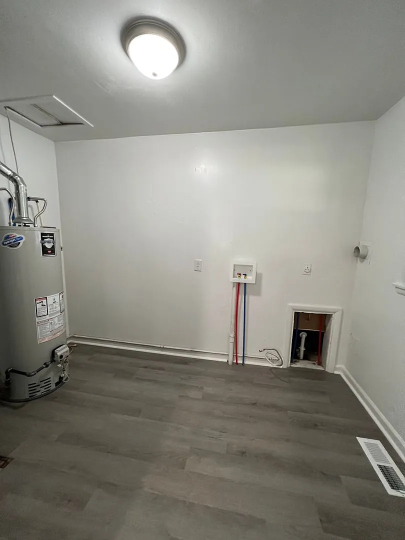 Available NOW 3 bedroom 1 bath with a covered carport! — Photo 4
