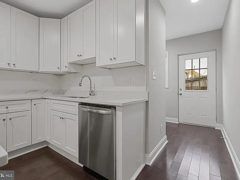 42 E Heath St — Photo 13