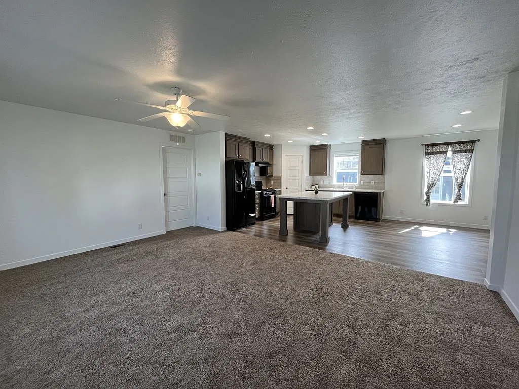 3 bed, 2.0 bath, 1404 sqft, $1,899 — Photo 3