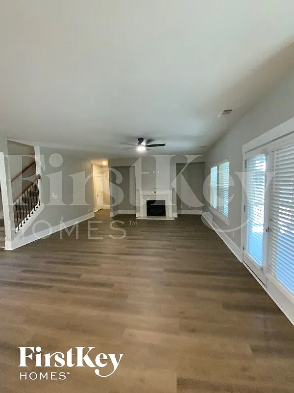 5 bed, 4.0 bath, 3346 sqft, $3,000 — Photo 2